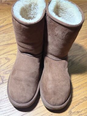 UGG Classic Short II Boots Chestnut Suede Sheepskin Women's Size 9